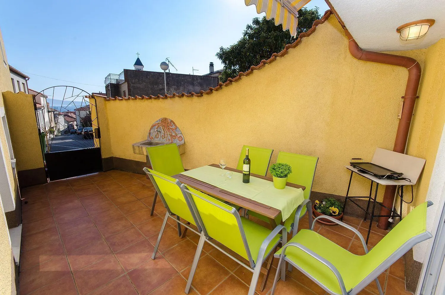 Modernes Apartment Nur 350 Meter Zum Strand Mit Privater Terrasse, Babybett, Elektrogrill Crikvenica